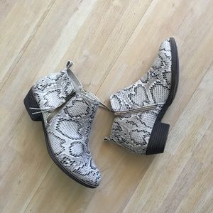 Ankle Bootie Snake Print Sz 8,5 NEW